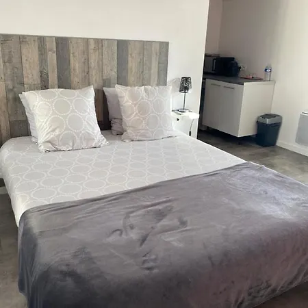 Bed & Breakfast Aux Charmes 2 *